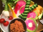 赤土で完全無農薬で栽培された有機野菜は栄養満点◎彩り野菜の盛り合わせを是非♪