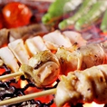 【焼き鳥・串焼き】串焼きが人気です☆国産備長炭で焼き上げる鮮度抜群の霧島鶏★は身がぷりぷりで食べごたえあります！！当店の看板商品である、厳選霧島鶏の焼き鳥・串焼き！国産備長炭を使用し焼き上げるため、香りの良さ・脂を適度に閉じ込めた肉のジューシーさに、違いを感じていただけるはず！