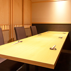 【完全個室】6名様がけのテーブル席です。広々としたテーブル席は、木の温もりを感じる落ち着いた空間。ご家族での集まりにも最適です。