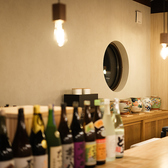 カウンター中央に位置する何の変哲もない壁。実はプロジェクターで100インチの映像を映し出すことが可能です。