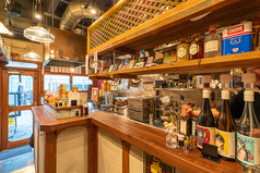 1階のカウンター席は、スタッフとの会話や調理のライブ感が楽しめる特等席です。お一人様での晩酌はもちろん、デートでのご利用にもおすすめ。お洒落な雰囲気の中で、こだわりの焼鳥を一本から気軽にお楽しみいただけます。