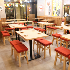 大人数様のご宴会でもゆったりとしたテーブル席でお寛ぎください。歓送迎会などの外せないシーンにおすすめです。お席だけのご予約や当日のご予約も受け付けております!広島駅での宴会・飲み会・歓迎会・送別会など様々なシーンでご利用下さい!