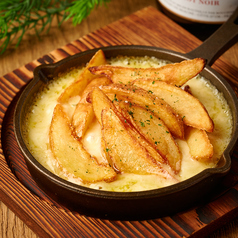 チーズの海に溺れるポテトフライ