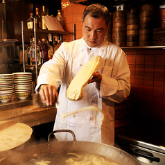 匠技が魅せるライブ刀削麺
