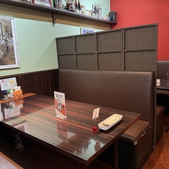 奥のテーブルは少し広く最大６名様までご利用いただけるソファー席となっております！