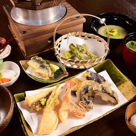 当店の天ぷらは、地元の新鮮な食材を使い、職人が一品一品丁寧に揚げて提供します。 &nbsp;