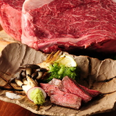 大切な人と過ごす特別な夜に、大阪ごはんMON.で贅沢なひとときを。炭火焼きのなにわ黒牛、泉州野菜などを彩り豊かなお料理を、落ち着いた和モダン空間でお楽みいただけます。