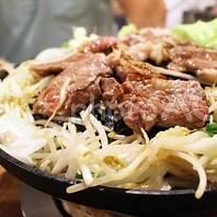牛焼肉以外にラムジンギスカンや豚トロ、鶏子肉も充実