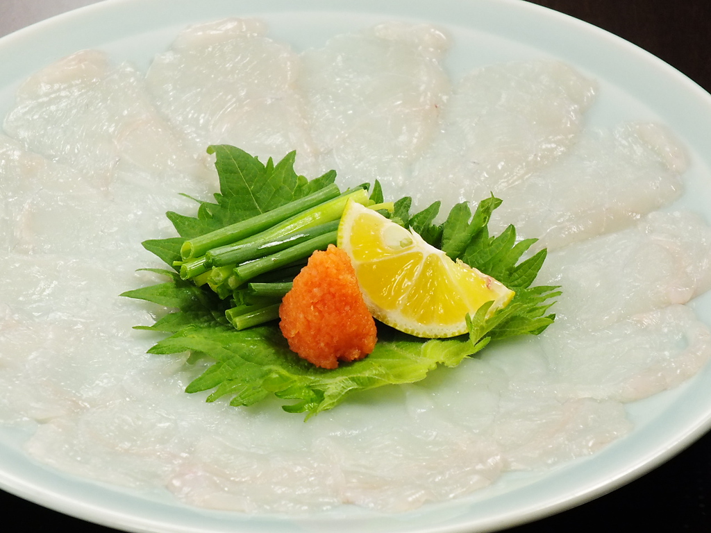 【てっさ】さっぱりとしたポン酢でどうぞ…。