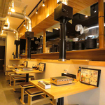 【4名様用のテーブル席】ひとり焼肉や、ご夫婦、カップルなど、お気軽にご来店ください。