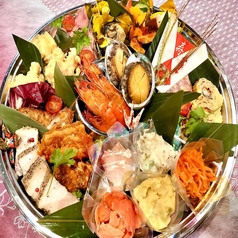 和洋折衷のお料理20種類が一皿にギュッと詰まっています