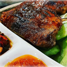 アヒルのグリル、サンバルと新鮮な野菜添え、御飯付き