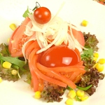 豊富な京野菜とぷるっぷるのコラーゲントマト♪トマトとチーズのコラーゲンサラダ800円♪