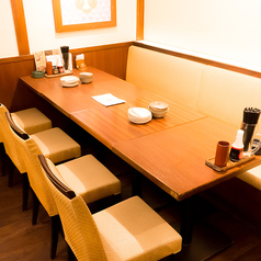 ちょっとした集まりにご利用いただけるテーブル席◎開放的な店内でワイワイとお楽しみください。