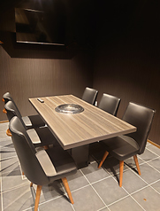 追加料金なし！モニター付き個室で動画配信サービスのご視聴が可能♪推し活・ママ会・スポーツ観戦をしながら焼肉をお楽しみいただけます。1部屋3名様～6名様でご利用いただけます。