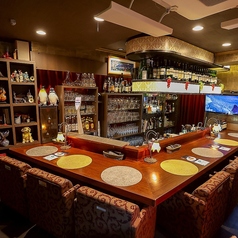 女性一人でも気軽に入れる空間が自慢のバーカウンター席。カウンターは、ワイッバーとして、さらにワイン会でのご利用も。普段使いできる栄のビル10Fに佇む隠れ家的なレストラン内のカウンター席。料理はハーフポーションからも対応致します。ここにしかない特別な空間をお楽しみください。