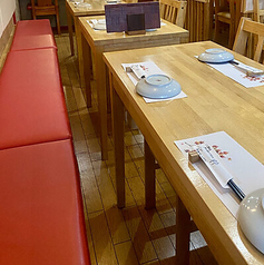 片側ソファーでリラックスできるお席。グループでのランチにおすすめ。