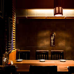 2名～最大6名様までご利用いただける、広々としたテーブル席。ゆったりとした造りになっているので、リラックスしながらお食事を楽しめるのが魅力です。友人同士の飲み会やご家族での団らんなど、中人数のグループで会話を楽しみながら、自慢の新潟料理を囲むのにぴったりなお席となっております。