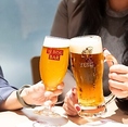 博多駅直結で本格ビヤバーを体験。徹底した温度管理と注ぎの技術が光るヱビスビールをご堪能ください。お一人様に嬉しいカウンター席から、宴会向けの席まで多彩。ランチや昼飲み、女子会にもおすすめです。ビールに合うソーセージや料理、飲みやすいカクテルも豊富。駅チカで気軽に立ち寄れるのが最大の魅力です。