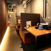 【半個室完備】周りを気にせずゆったりと寛げる半個室空間をご用意しております。落ち着いた照明と内装が、誕生日や記念日などの大切なお祝いシーンを素敵に彩ります♪4名様まで利用可能なプライベート感のあるお席は、サプライズ演出や密な会話を楽しみたい飲み会にもぴったり。贅沢なひとときを心ゆくまでどうぞ◎