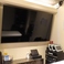 【大型モニター完備】ダイナミックに映し出す大画面の大型モニターを完備しております。最新カラオケの背景としてはもちろん、皆様で大切なおもいでの動画を流して鑑賞したり、パーティーの特別な演出に活用したりと、集まりを華やかに盛り上げるための優れた映像設備として自由にご利用いただけます☆