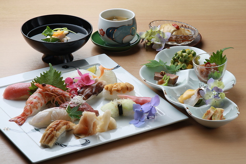 博多湾と澄んだ空を一望しながら、糸島の新鮮な魚、野菜を楽しめる鮨と和食の店。