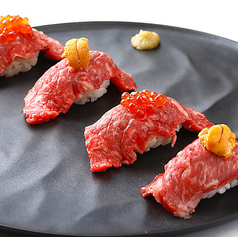 黒毛和牛の肉寿司（4貫／雲丹＆いくら）