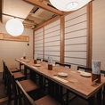個室は、落ち着いたプライベート空間を求める方にぴったりです。和の風情を感じさせる掘り炬燵は、足を伸ばしてくつろげるのが魅力。外の景色を眺めながら、ゆっくりとした時間を過ごせます。静かで温かみのある雰囲気の中で、大切な人と心温まる食事と会話をお楽しみください。