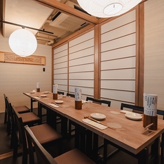 個室は、落ち着いたプライベート空間を求める方にぴったりです。和の風情を感じさせる掘り炬燵は、足を伸ばしてくつろげるのが魅力。外の景色を眺めながら、ゆっくりとした時間を過ごせます。静かで温かみのある雰囲気の中で、大切な人と心温まる食事と会話をお楽しみください。