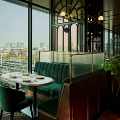 ゆったりくつろげるソファーのお席を各種ご用意しております。