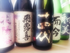 花陽浴、而今、飛露喜、射美、十四代等日本全国の日本酒を豊富に取り揃え、生酒、夏酒、ひやおろしも