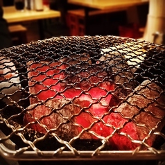 素材にこだわり手打ちで丁寧に備長炭で焼き上げます