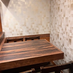 当店のテーブル席は、4名様までご利用いただける居心地の良い空間をご提供しています。落ち着いた雰囲気の中で、ママ友とのおしゃべりや、親しい友人との楽しいひとときをお過ごしいただけます。周囲の喧騒を気にせず、リラックスした時間をお楽しみいただけるよう配慮しておおりますので、ぜひお気軽にご利用ください。