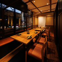 ［大人の隠れ家］夜の街並みを望むプライベート個室