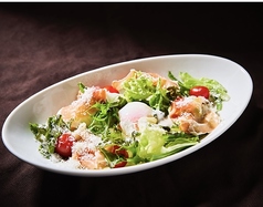 生ハムと半熟玉子のシーザーサラダ