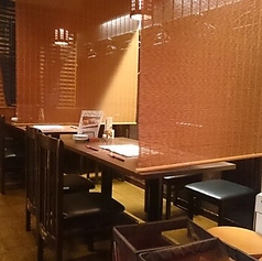 4名様掛けのテーブル席を2卓ご用意しております。全てのお席に仕切りを設けているため、半個室のような感覚で周りを気にせずお過ごしいただけるのがポイント。少人数での会食や、少し落ち着いて話をしたい夜に最適です。プライバシーに配慮された安心感のある空間で、職人自慢の料理をゆっくりとご堪能ください。