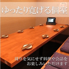 【テーブル席:各種ご用意】お客様に安心してご利用いただくため、消毒を徹底しております。飲み会やご友人とのお食事など、お客様の人数に合わせて、ピッタリお席をご用意させていただきます。自慢の串焼きをお楽しみください!ご宴会のご予約などお気軽にお問い合わせください。