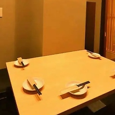 【完全掘りごたつ個室（4名様まで）】完全個室なのでプライベート空間の中、お食事をお楽しみいただけます。テーブルをぐるりと囲むお席はお話がしやすくお隣との距離感も近いので、気心知れたお仲間との飲み会はもちろん、初めて会に参加された方もすぐに打ち解けて楽しい宴会になること間違いなし！
