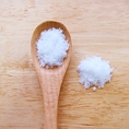 暁の焼鳥や一品料理には素材の旨みを引き出す天然塩を使用しています。シンプルな調理法で食材の良さを生かしております。