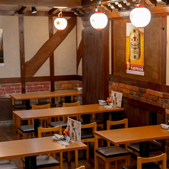 大船駅徒歩1分。カウンターもテーブルもあるので、お一人様~グループまで幅広く利用しやすい空間です。少人数のご宴会やグループ利用に便利な5名様用テーブル席。ゆったりとした配置で、くつろぎながらお過ごしいただけます。