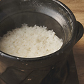 「やくにく路地裏店」では、厳選した「米」を料理の主役と位置づけています。その一粒一粒に込められた職人の技と心が、お肉の旨みを一層引き立てる、まさに「主役」の存在です。お客様のため、一釜ずつ丁寧に炊き上げます。炊きたての香りと艶をそのままに、ぜひ最高の状態でお召し上がりください。