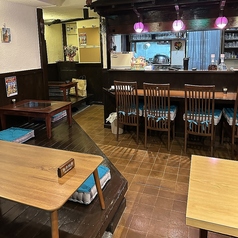 親しい仲間とゆったり囲める4名掛けのテーブル席。落ち着いた雰囲気の中、会話と食事を贅沢に楽しめます。