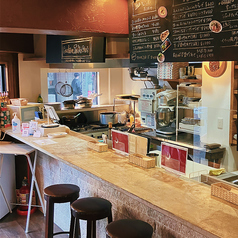 ライブ感溢れるオープンキッチン前には4席のカウンター席。お一人様でも気軽に立ち寄れる雰囲気になっています。