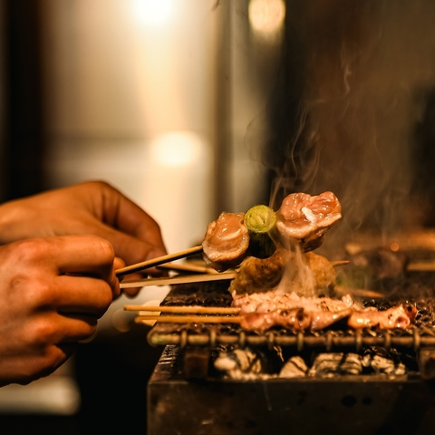伏見駅から徒歩1分。炭火が奏でる旨い鶏。和の空間で味わう“ちょうど良い”贅沢。
