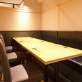 【完全個室】6名様がけのテーブル席です。落ち着いた雰囲気の中、ごゆっくりお過ごしいただけます。会食や接待にもおすすめです。