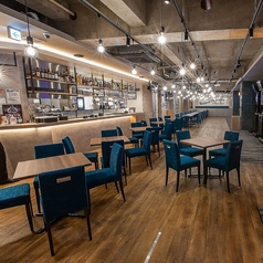 ダーツ台の側には少人数でもご利用頂けるテーブル席をご用意しております！ダーツの合間の一休憩やオシャレ空間でお酒を楽しみたい時などにご利用頂けます♪フードメニューやドリンクメニューも充実！