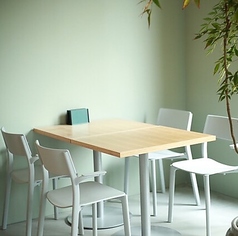 4名様用のテーブル席は、グループ宴会に最適◎広々テーブルで、コース料理が並んでも慌てる心配がありません。