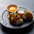【くいもの屋 わんの名物】わん名物、チーズつくねは蒸してふっくらさせてからお店でひとつひとつ丁寧に焼き上げとろ～りチーズと黄身でまろやかな味わいに。他にも旬な食材をふんだんに使用した創作和食を幅広くご用意しております。お子様から大人まで愉しめるラインナップでお客様のご来店を心よりお待ちしております。