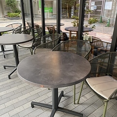 【テラス席:2名様×5卓】爽やかな風が心地よいテラス席で、開放感を感じながらリラックス♪自然光が差し込む中で、アジアン料理を楽しむ贅沢な時間を味わえます。友人や恋人との会話が弾む、心温まるひとときをここでお楽しみください。特別な日でも日常の食事でも、誰もがくつろげる場所としてお待ちしています!