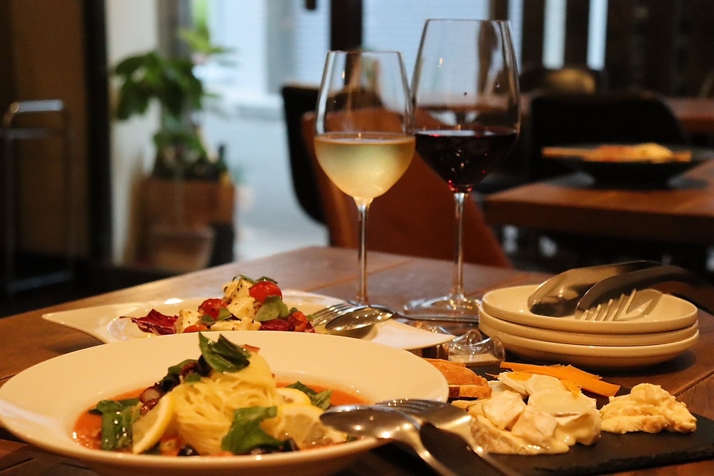 季節の食材を贅沢に使った本格イタリアンのお店。季節限定メニューも各種ご用意しております。